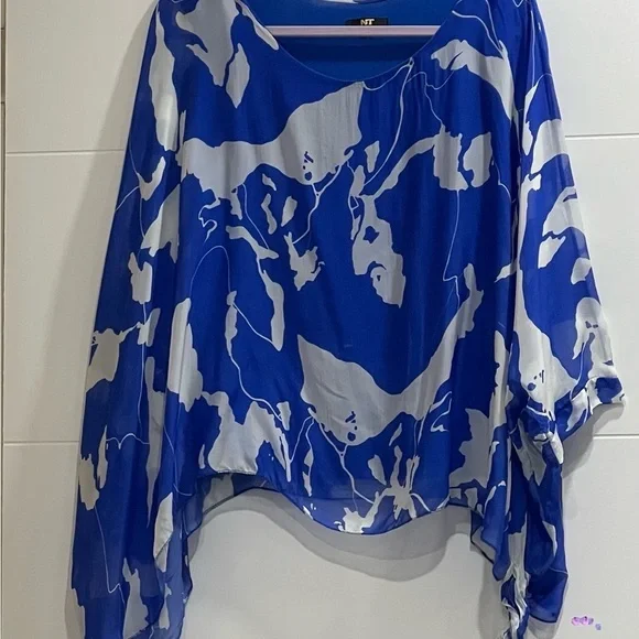 Italian blouse one size fits all the fabric has some in perfections - Picture 2 of 8